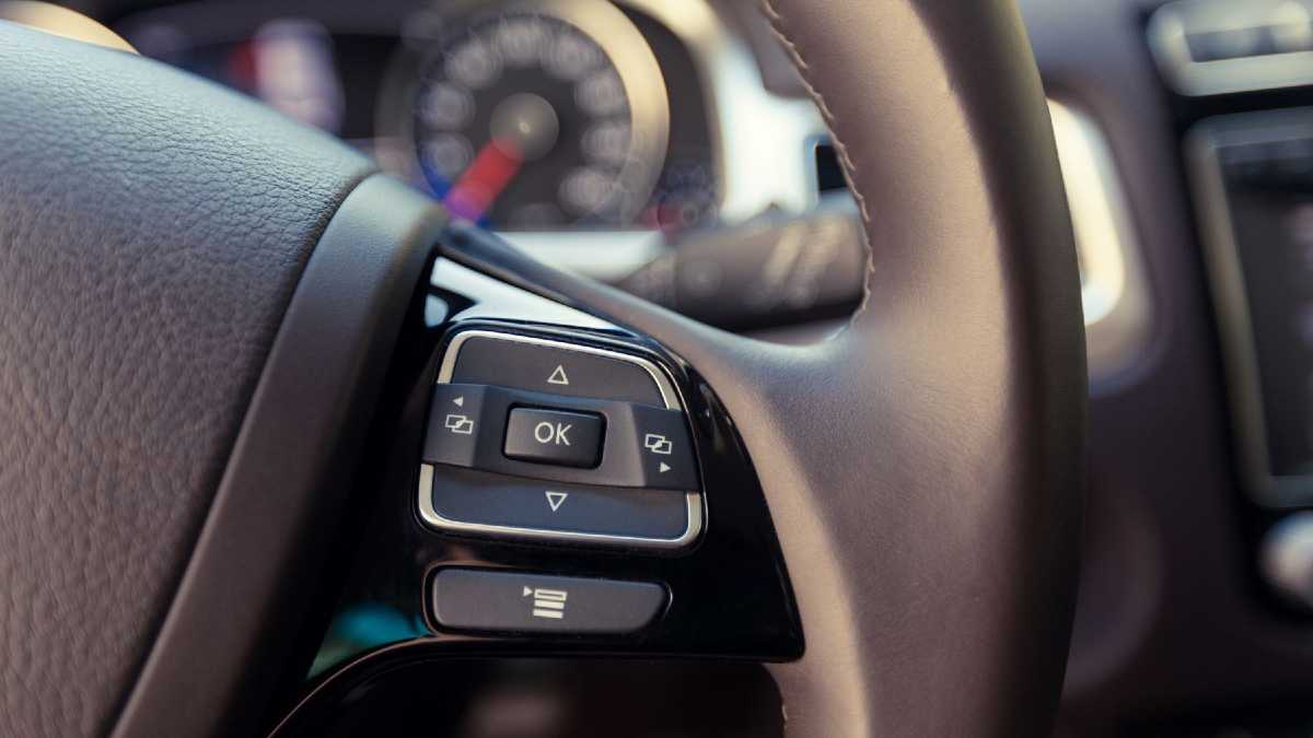 DMS w samochodach – jak technologia monitorowania kierowcy zmienia rynek bezpieczeństwa i motoryzacyjnych regulacji w UE?