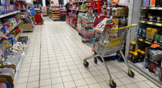 Nowe godziny otwarcia. Niektóre Biedronki będą działać całą dobę