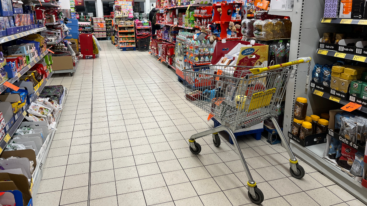 Nowe godziny otwarcia. Niektóre Biedronki będą działać całą dobę