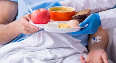 Rząd: zmienimy jedzenie w szpitalach. Dieta z Sejmu, realia z OIOM-u?