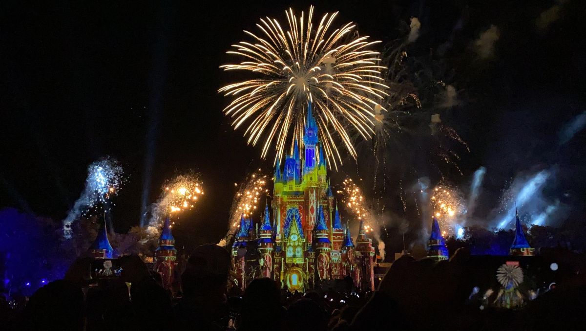 Disneyland w Paryżu. Co roku atrakcja składająca się z pięciu parków tematycznych i rozciągająca się na terenie ponad 12 ha przyciąga około 14-15 mln odwiedzających