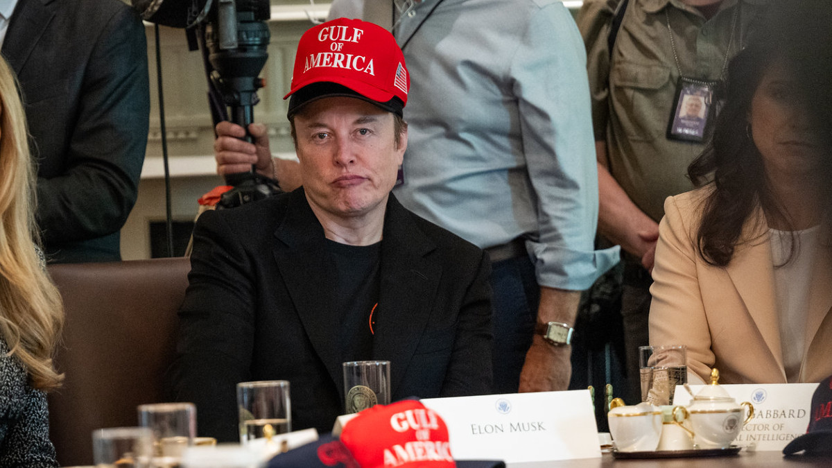 Elon Musk w czapce MAGA