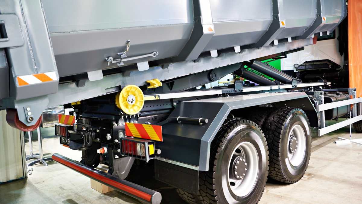 Hakowce – wszystko, co warto wiedzieć o tych specjalistycznych pojazdach wykorzystywanych w transporcie, logistyce i budownictwie