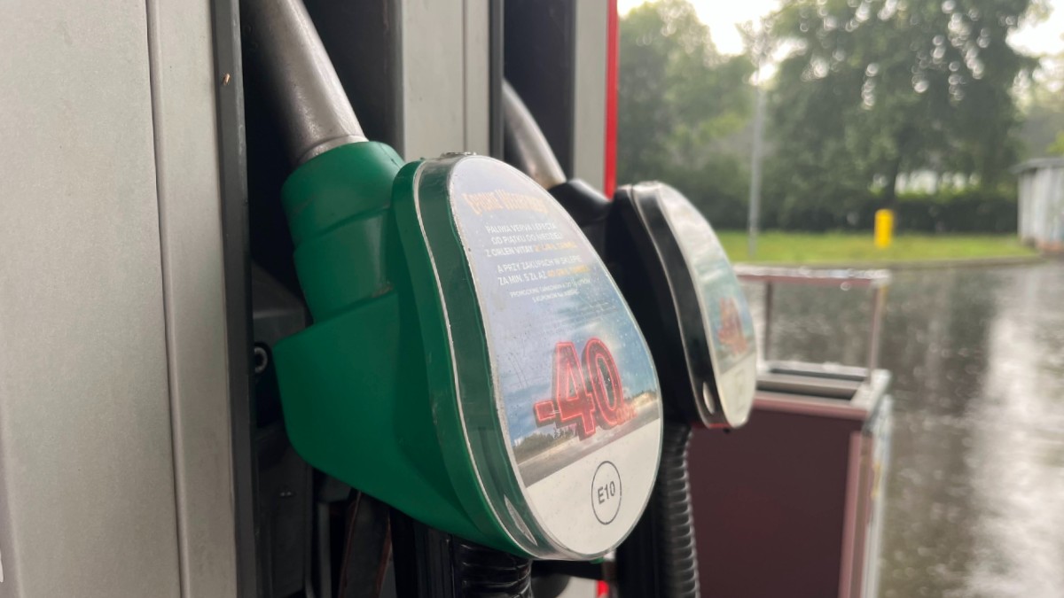 Uśmiechnij się, kierowco. Oto najnowsza prognoza cen paliw