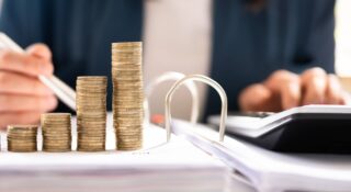Pracujesz na firmę? Dostaniesz podwyżkę. Na etacie? Nie masz szans