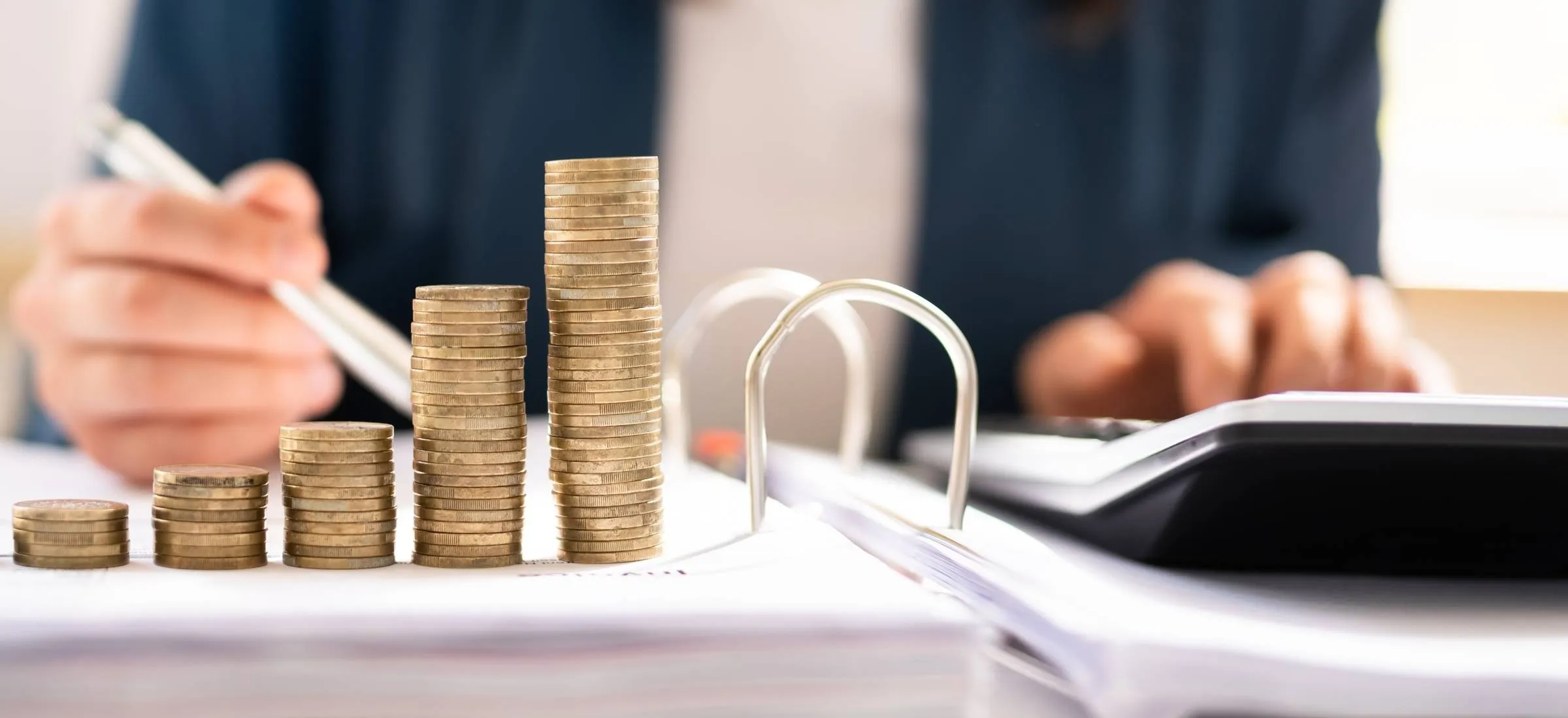 Pracujesz na firmę? Dostaniesz podwyżkę. Na etacie? Nie masz szans