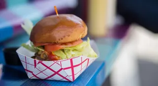 Przeterminowane mięso do burgerów. Zrobili nalot na food trucki w całym kraju