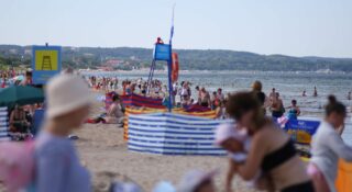 Rozstawili parawany na plaży. Straż miejska wręczyła im mandaty