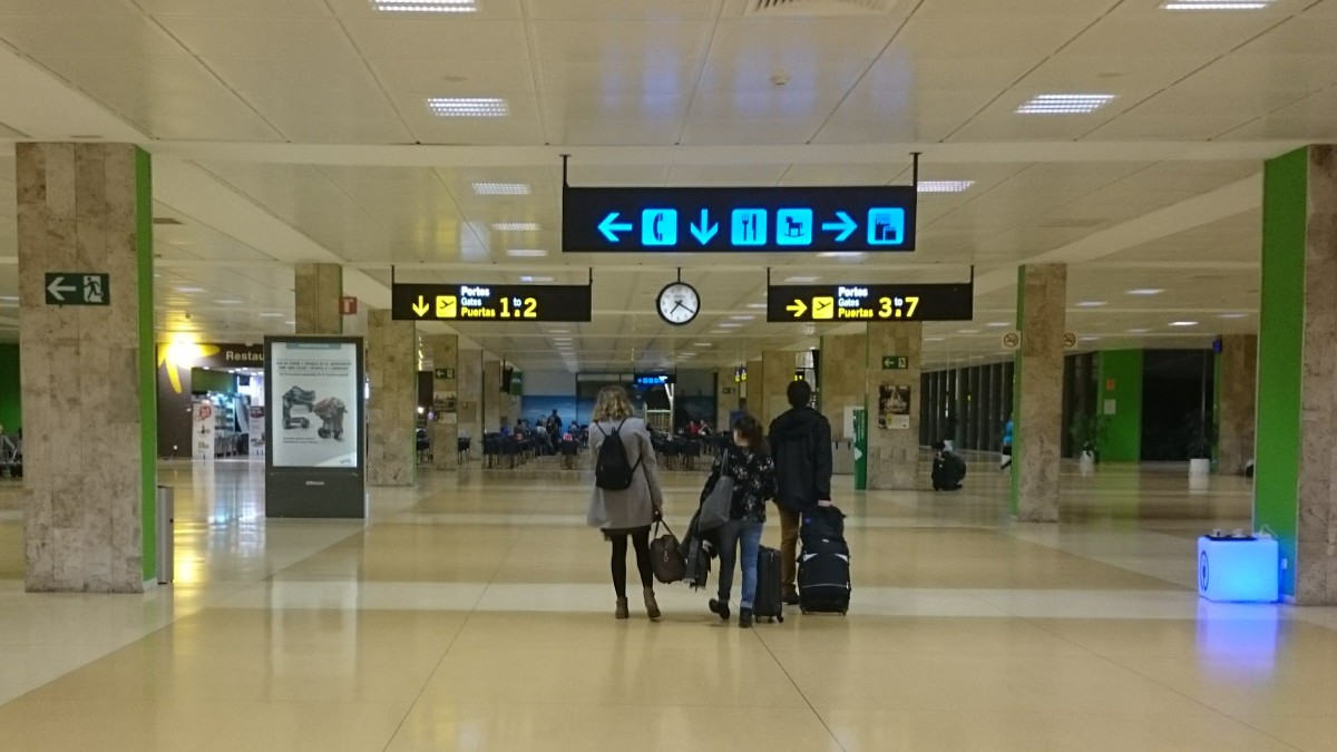 Butelka caberneta i słoik oliwek w podręcznym. UE zmienia zasady