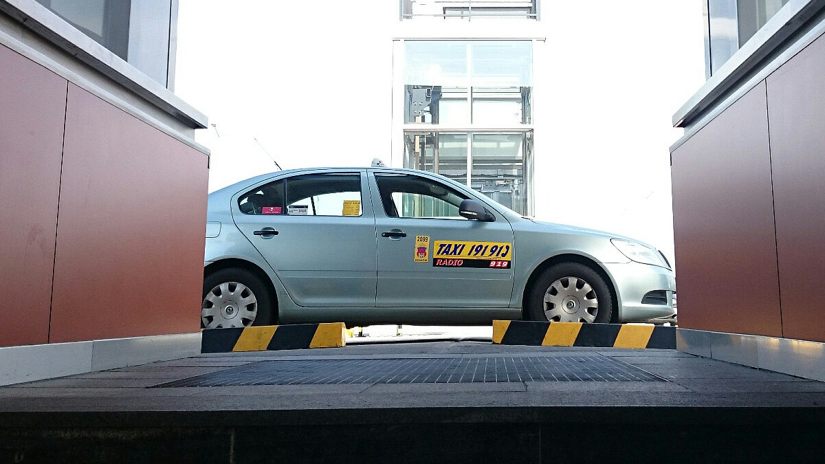 Taksówkarz – zawód na wymarciu. Uber i Bolt przejmują polski rynek