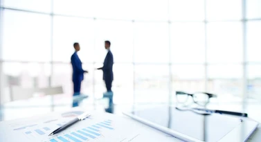 Obiecywali wolność finansową, promowali piramidę. UOKiK ujawnił ich nazwiska