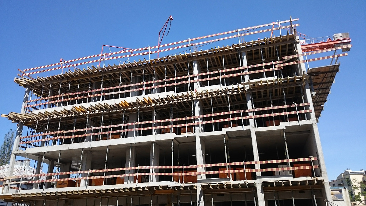 Polacy stracili miliardy. Inwestycyjne imperium sypie się jak domek z kart