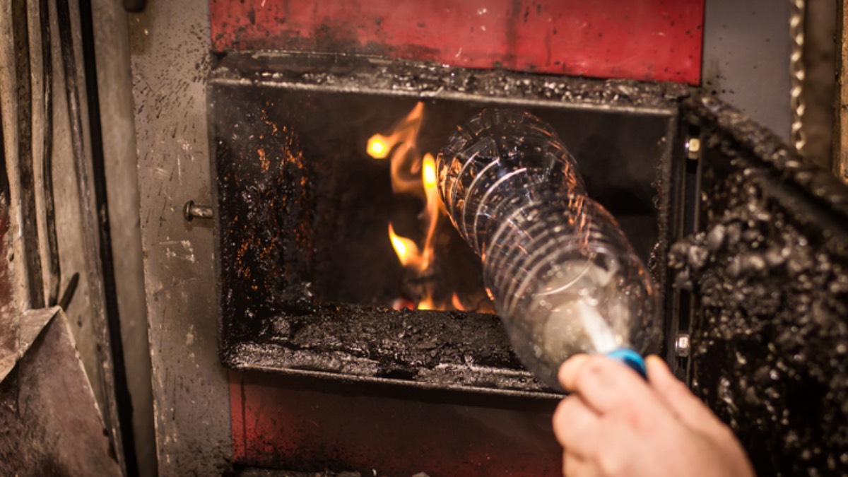 Dym w Czystym Powietrzu. Zawieszone kotły na pellet i pytania o miliardy