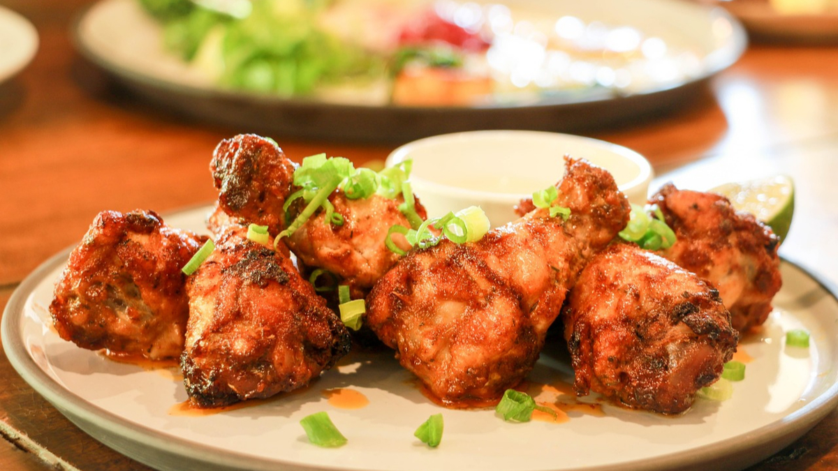 Bruksela chce zakazać 28 słów. Na liście są „burger” i „kiełbasa”