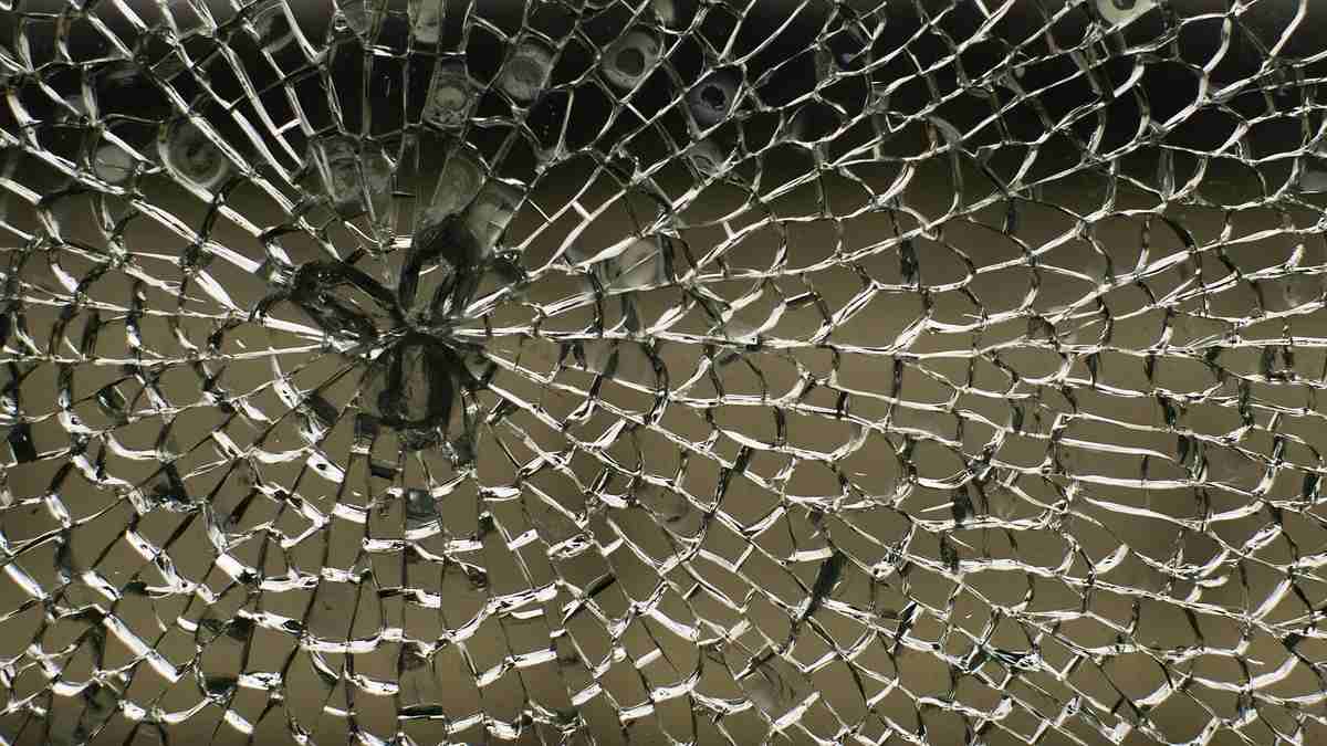 Dziecko wybiło piłką szybę sąsiadowi? Zobacz, jak działa polisa OC