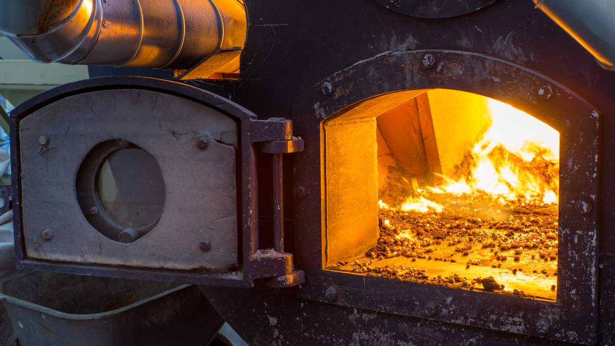 Tysiące kotłów na pellet zawieszonych w Czystym Powietrzu. Co z dotacjami?