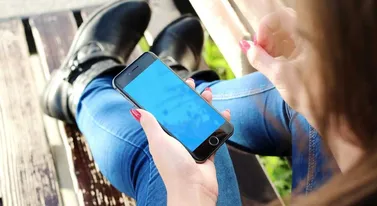 Przyklejasz do telefonu i zaczynasz rozmowę. Resztę robi za ciebie AI