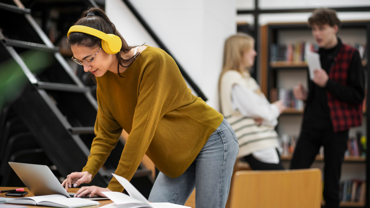 Wakacyjna praca studenta. ZUS wyjaśnia, na co uważać
