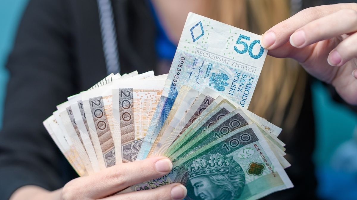 Trzynasta pensja pod stołem. Nielegalny trik pracodawców ma się dobrze