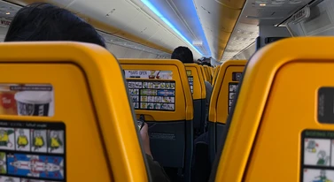 Ruszył z pięściami na pasażerów, samolot lądował. Już nie polata