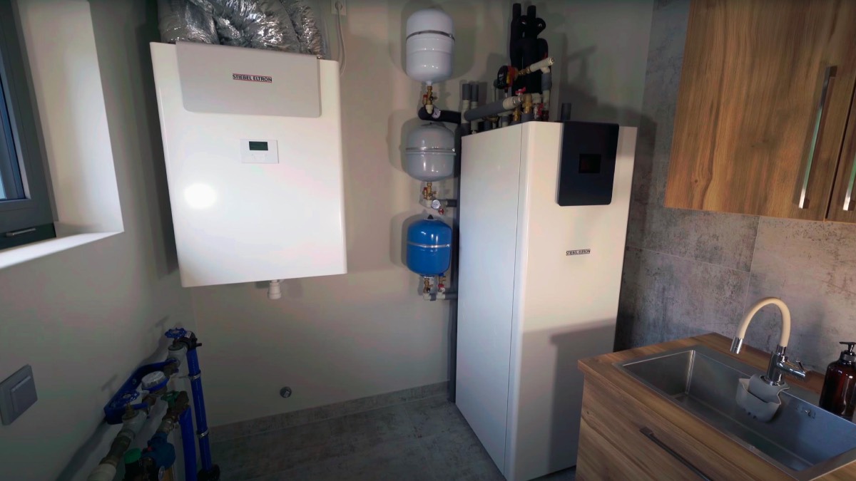 130-metrowy dom ogrzewają za grosze. Choć na działce mają gaz, wybrali inną metodę