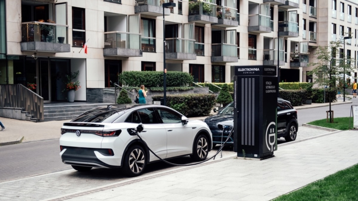 Boom na elektryki w Polsce. Rząd dorzuca więcej pieniędzy