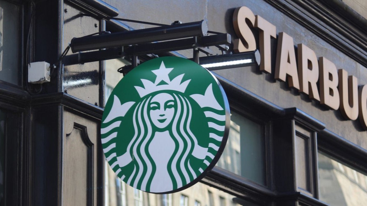 Starbucks tnie jak leci. Pracownikom obiecuje „hojne odprawy”