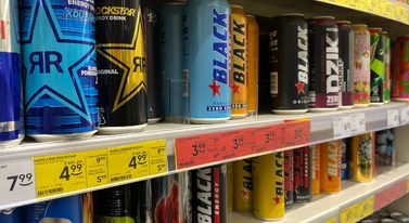 Napoje i energetyki zdrożeją. Rząd dokręca śrubę producentom