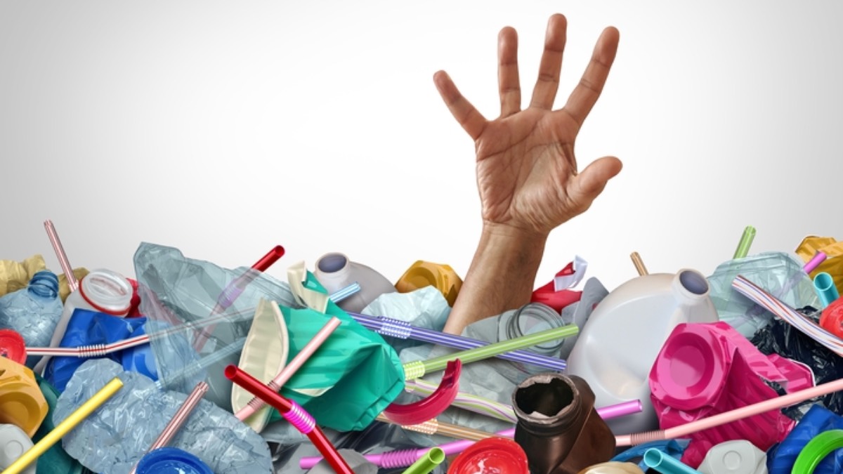 Jesz, pijesz i oddychasz plastikiem. Twój mózg woła o pomoc