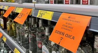 Zakaz alkoholu online i na stacjach. Sieci handlowe wściekłe na rząd