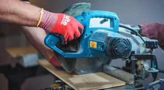 Sąsiad z wiertarką po 23? Sprawdź, jak go uciszyć zgodnie z prawem