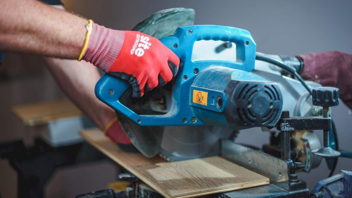 Sąsiad z wiertarką po 23? Sprawdź, jak go uciszyć zgodnie z prawem