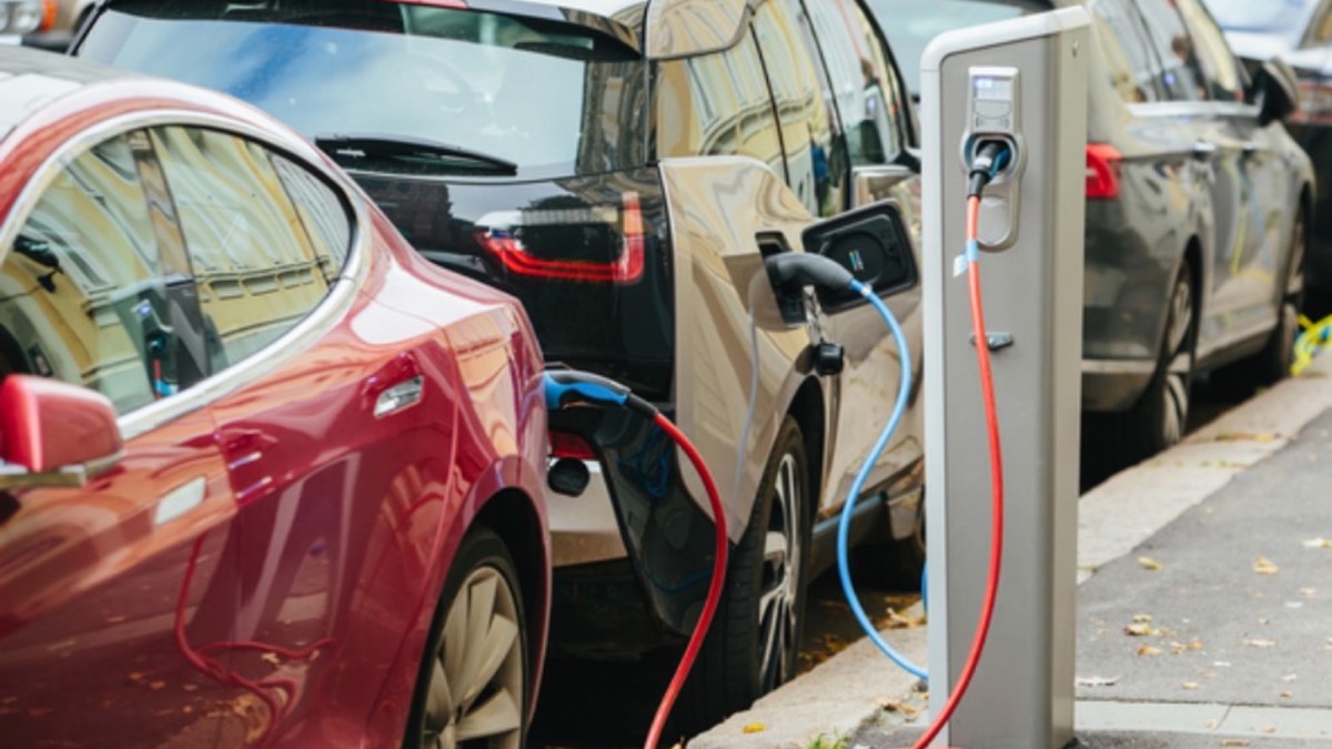 Benzyna i diesel bez szans z elektrykami. choćby w Polsce