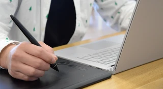 Patroni wspierają twórcę online. Twarde stanowisko skarbówki