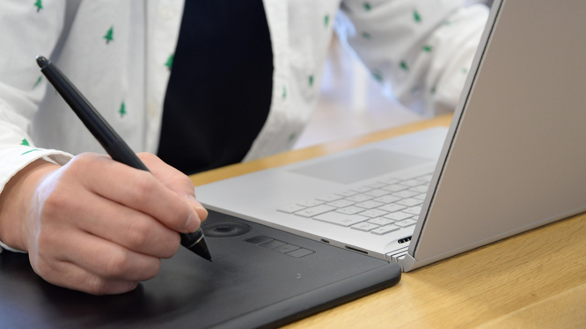 Patroni wspierają twórcę online. Twarde stanowisko skarbówki