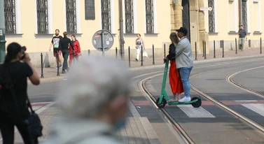 Ban na hulajnogi w Krakowie? Magistrat milczy, miasto prosi się o tragedię