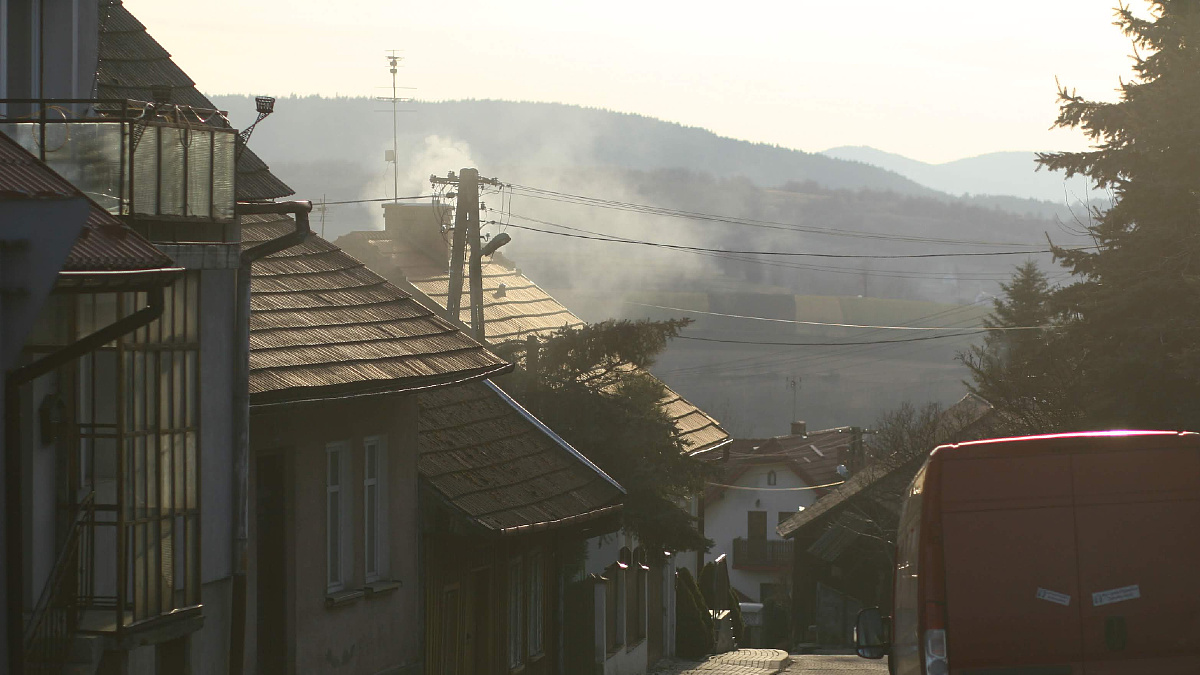 Poseł chce, by gminy zarabiały choćby na smogu. Patryk Białas ripostuje