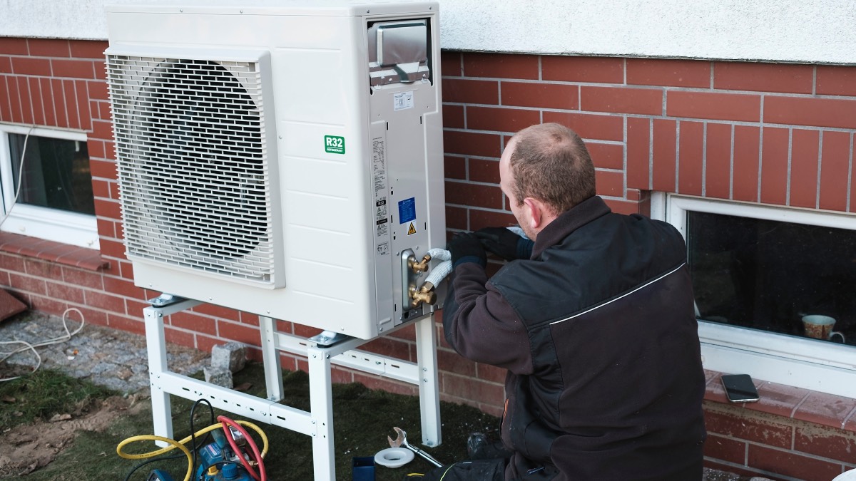 Niemcy przechodzą na pompy ciepła, Polska wraca do gazu. Co tu się dzieje?