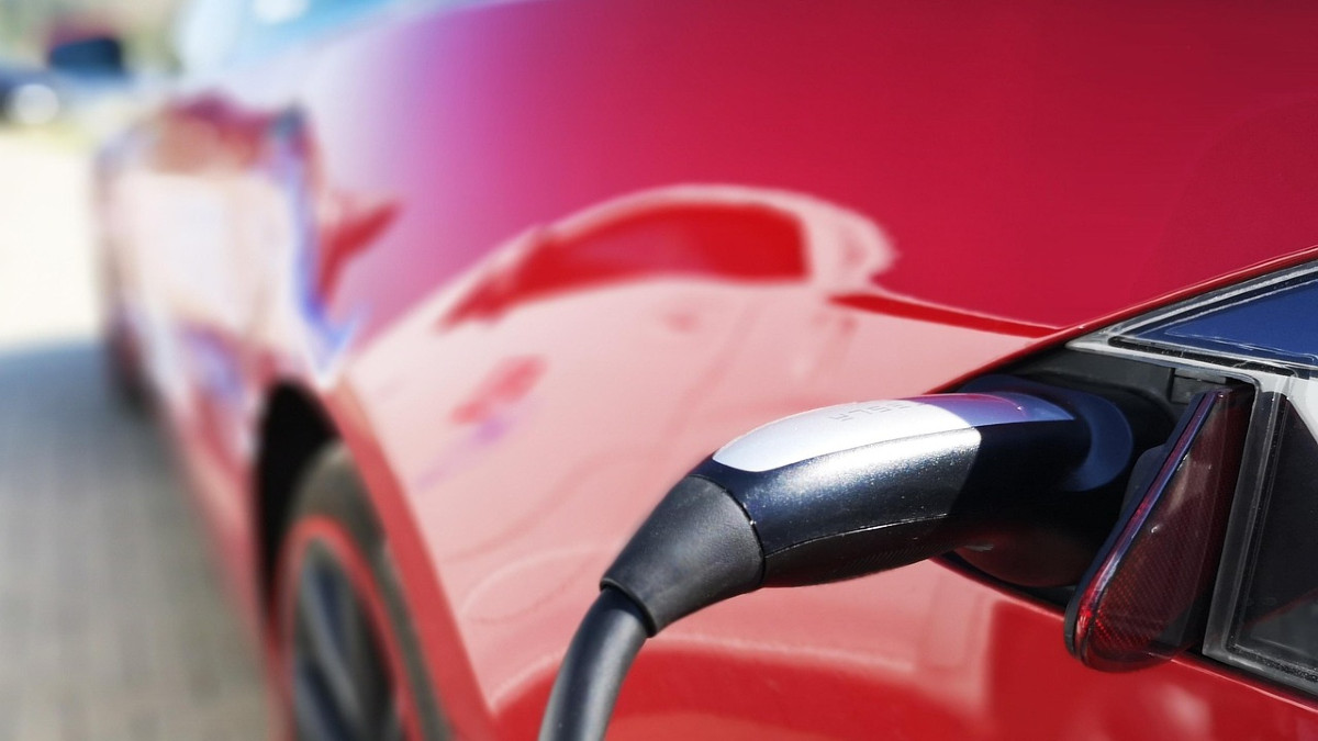 NaszEAuto w nowej wersji. Dopłaty robią wrażenie, tylko te terminy