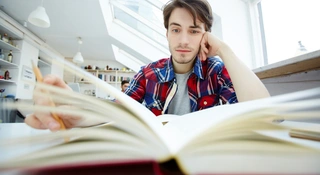 Młodzi Polacy wybierają studia za granicą. „Nie uciekam, ruszam na podbój”