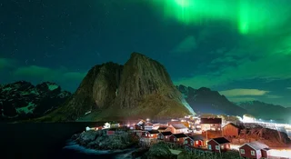 Magia zorzy polarnej. Właśnie teraz warto ruszyć na Północ