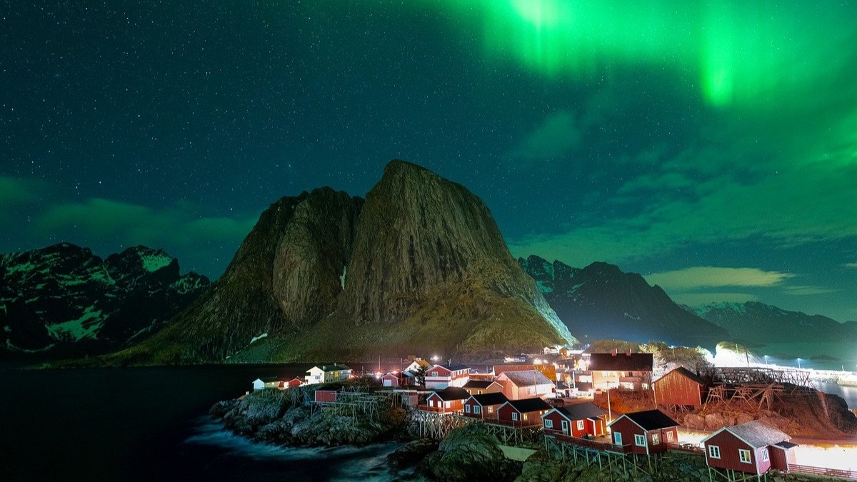 Magia zorzy polarnej. Właśnie teraz warto ruszyć na Północ