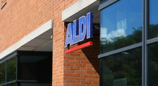 Dyskonty dają podwyżki pracownikom. Biedronka nie ulega presji