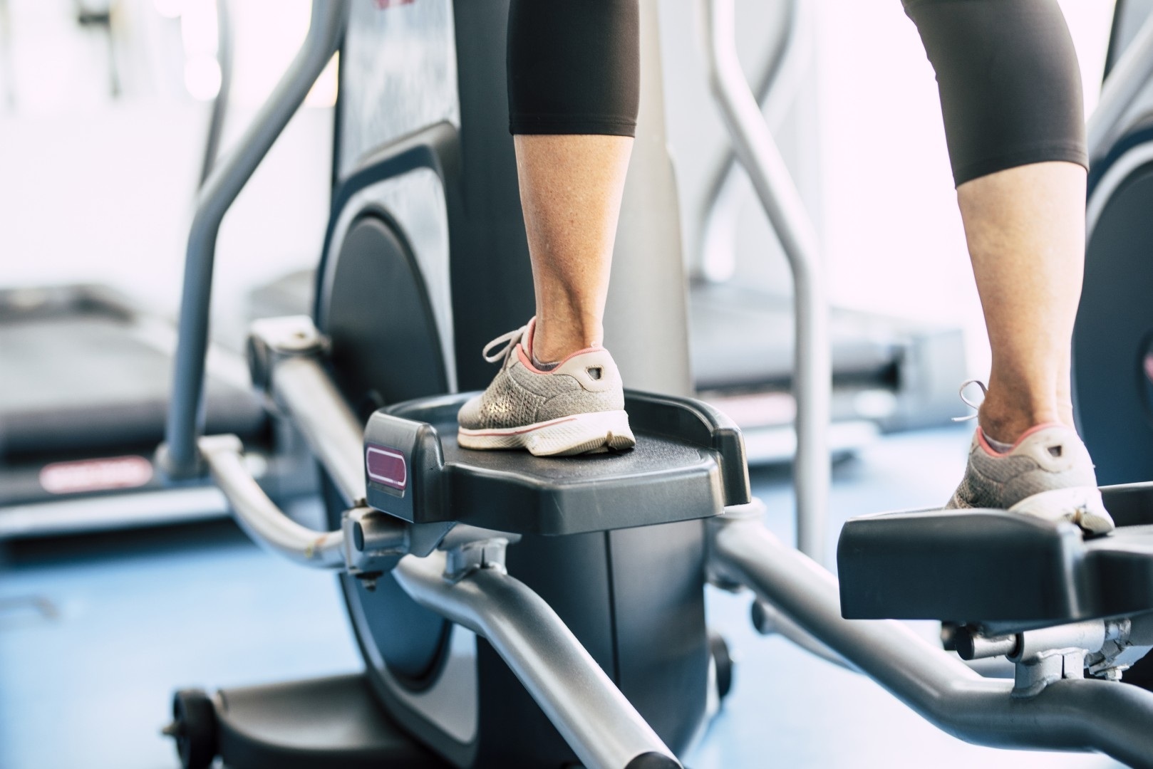 Jak orbitrek pomaga w spalaniu kalorii i poprawie kondycji?