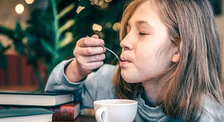 Mówią jedno, piją drugie. Młodzi Polacy nie wybierają coli, tylko herbatę
