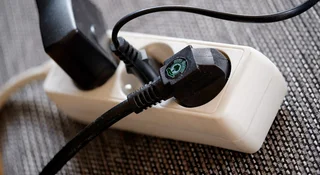 GUS o OZE. Mamy zielono w gniazdkach, za to w baku smołę