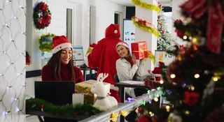 Ile zarabia Mikołaj, kurier i sprzedawca karpia? Znamy stawki w 2025