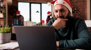 Losowanie prezentów na mikołajki? Polacy przepłacają jak nikt inny