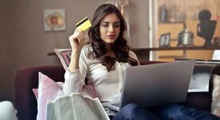 Blamaż H&M. Wielka sieć myli pojęcia, straszy klientów opłatami