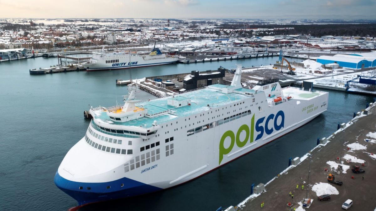 Jantar Unity wychodzi w morze. Największy polski prom pomieści 270 tirów